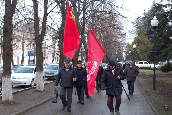 Коммунисты Тихорецка возложили цветы к памятнику В.И.Ленину