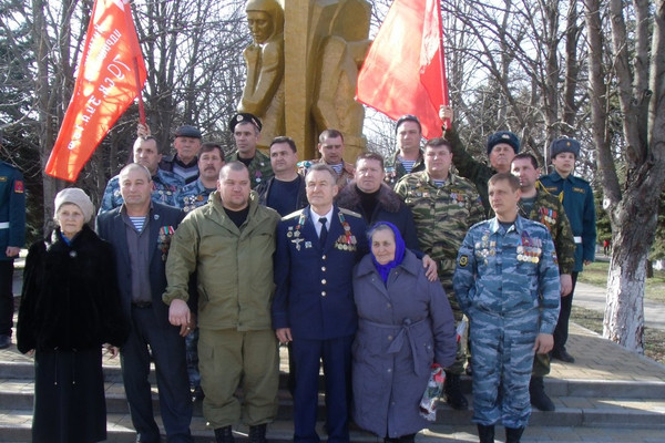 Выселковские коммунисты пропагандируют Знамя Победы