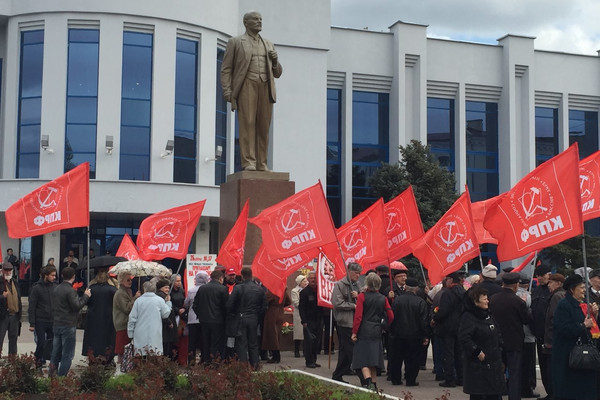 Красные знамена у памятника В.И.Ленину в Краснодаре