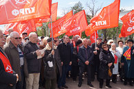 Красные знамена у памятника В.И.Ленину в Краснодаре