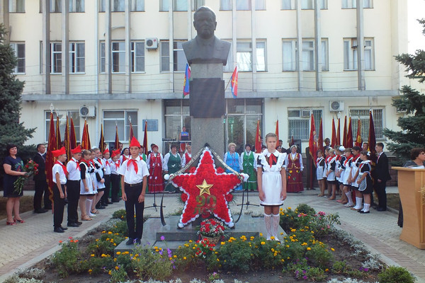 Каневские коммунисты почтили память великого земляка