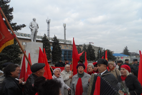 Коммунисты Тимашевского района в честь дня Революции провели митинг и автопробег