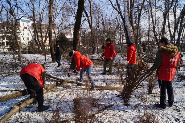 Краснодар: коммунисты приняли участие в ликвидации последствий «ледяного дождя»