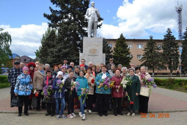 Тимашевцы возложили цветы к памятнику В.И. Ленину