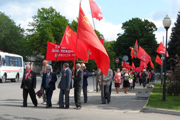 Тихорецк: митинг в честь Первомая под красными флагами