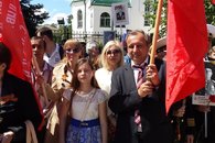 Коммунисты Армавира возложили цветы и распространили агитматериалы
