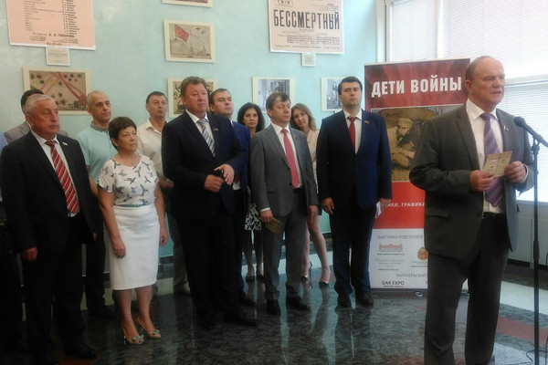 Н. Харитонов побывал на выставке «Дети войны» в Госдуме
