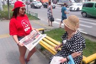 Девушки в майках КПРФ и СССР привлекли внимание жителей Новороссийска