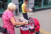 Девушки в майках КПРФ и СССР привлекли внимание жителей Новороссийска