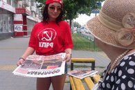 Девушки в майках КПРФ и СССР привлекли внимание жителей Новороссийска