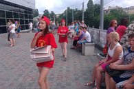 Девушки в майках КПРФ и СССР привлекли внимание жителей Новороссийска