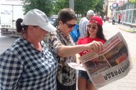 Девушки в майках КПРФ и СССР привлекли внимание жителей Новороссийска