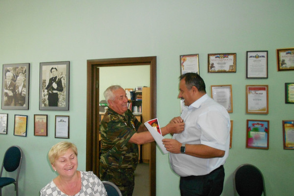 Руководитель Выселковского Комитета КПРФ наградил главного врача ЦРБ - за помощь Донбассу Руководитель Выселковского Комитета КПРФ наградил главного врача ЦРБ - за помощь Донбассу