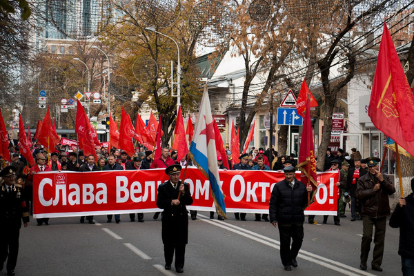 В честь Великого Октября в Краснодаре состоялись демонстрация и митинг В честь Великого Октября в Краснодаре состоялись демонстрация и митинг