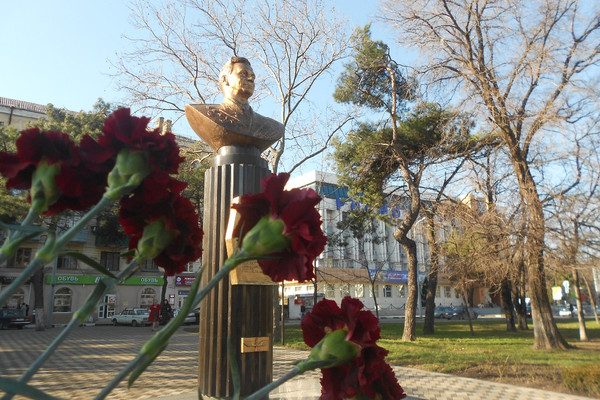 В Новороссийске помнят летчика В.Коккинаки