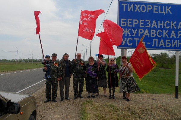 Выселки: коммунисты и советские офицеры провели автопробег под красными знаменами
