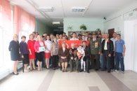 Коммунист-ветеран подарил техникуму копию Знамени Победы