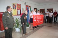 Коммунист-ветеран подарил техникуму копию Знамени Победы