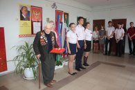 Коммунист-ветеран подарил техникуму копию Знамени Победы