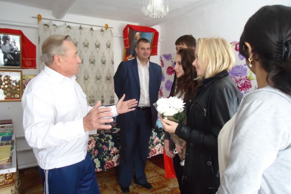 Каневские комсомольцы поздравили ветерана войны и партии с днем рождения