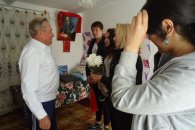 Каневские комсомольцы поздравили ветерана войны и партии с днем рождения