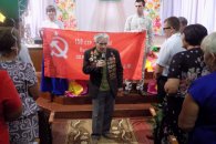 Коммунисты вручили копию Знамени Победы работникам социальной сферы
