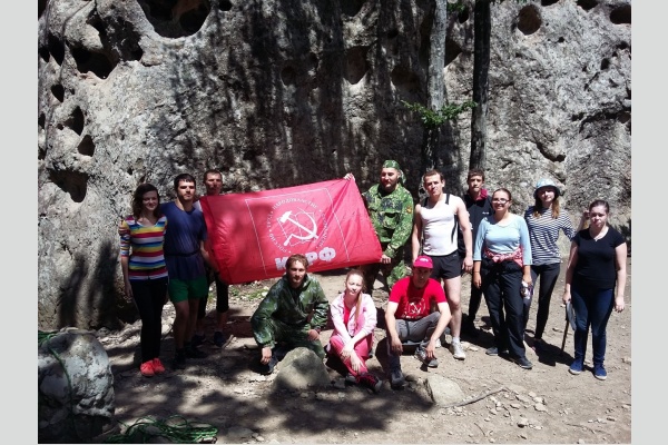 Участники молодежного проекта «Альтернатива» подняли знамя КПРФ над горой Индюк