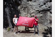 Участники молодежного проекта «Альтернатива» подняли знамя КПРФ над горой Индюк