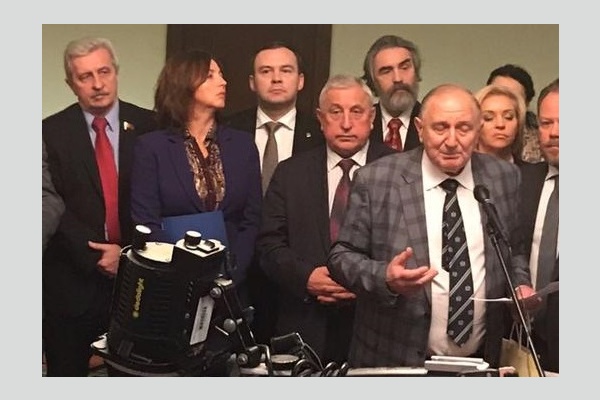 Коммунисты-депутаты Госдумы побывали на выставке творческих работ детей-инвалидов