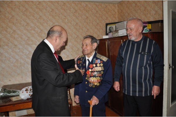 В Белореченске коммунисты поздравили ветерана Великой Отечественной с днем рождения