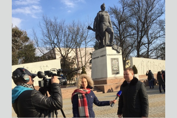 Коммунист-депутат Д. Коломиец в день освобождения Краснодара встретился с учащимися