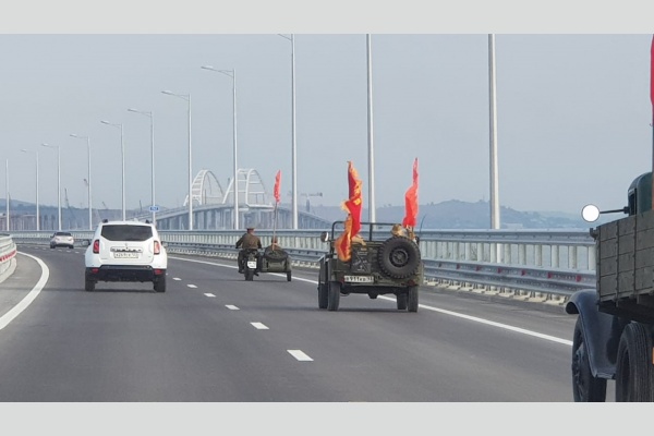 Красный автопробег по Крымскому мосту