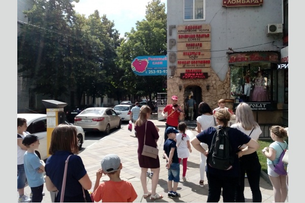 Комсомольцы поздравили краснодарских детей с праздником