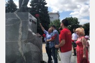 Коммунисты и комсомольцы в Краснодаре возложили цветы к памятнику А.С. Пушкину