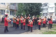 Краснодар: активисты Карасунского отделения КПРФ поздравили жильцов многоквартирного дома с праздником