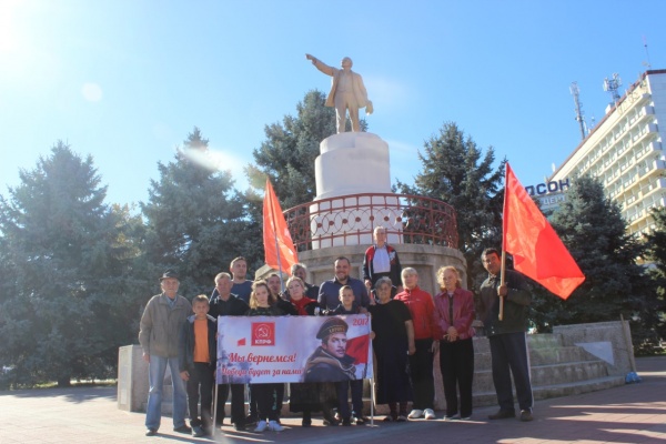 В Армавире коммунисты в честь 100-летия комсомола заложили кленовую аллею