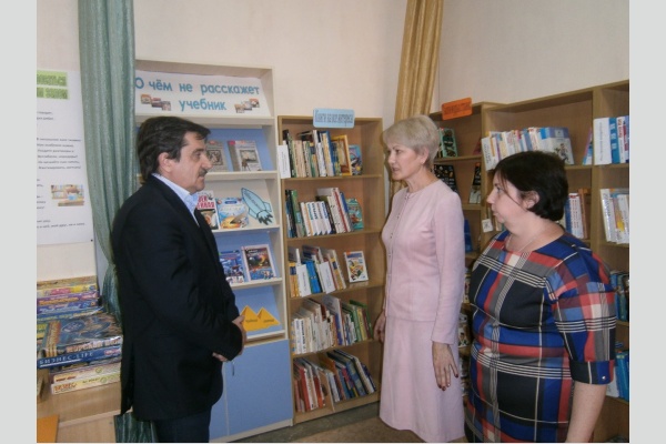 Коммунист-депутат оказал помощь детской библиотеке