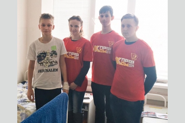 Курганинские комсомольцы поздравили детей с Новым годом