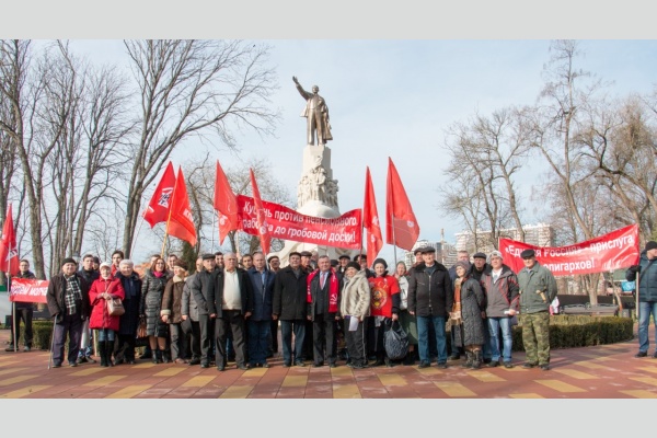 В Краснодаре активисты КПРФ отметили день памяти В.И. Ленина цветами и пикетом
