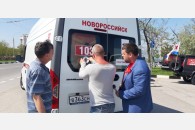 Новороссийские коммунисты провели акцию «Красная ленточка»