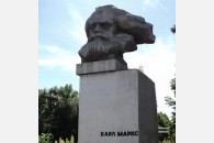 Краснодарские комсомольцы провели субботник у памятника Карлу Марксу