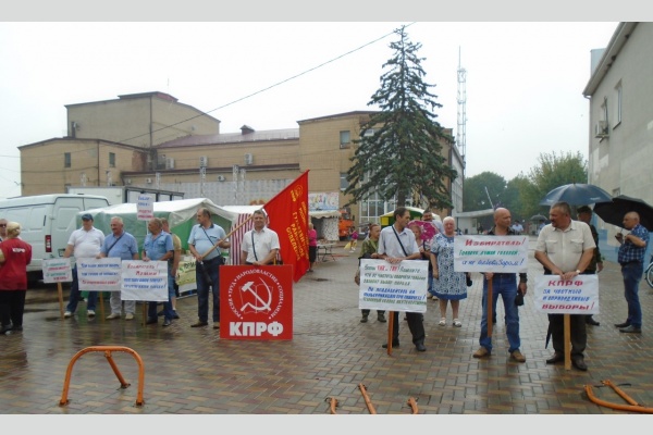 Гулькевичи: пикет коммунистов и советских офицеров Гулькевичи: пикет коммунистов и советских офицеров