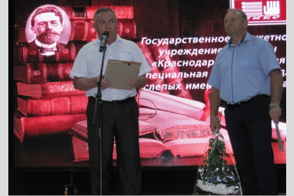 Коммунисты поздравили краевую специализированную библиотеку с юбилеем Коммунисты поздравили краевую специализированную библиотеку с юбилеем