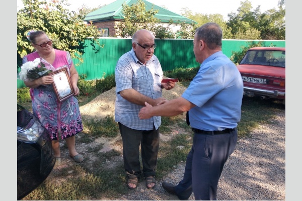 Каневские коммунисты поздравили ветерана Комсомола с юбилеем Каневские коммунисты поздравили ветерана Комсомола с юбилеем