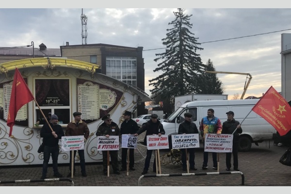 Гулькевичи. Красный пикет в поддержку Грудинина и против партии власти Гулькевичи. Красный пикет в поддержку Грудинина и против партии власти