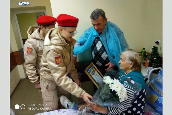 Каневские коммунисты и юнармейцы поздравили ветерана войны с днем рождения Каневские коммунисты и юнармейцы поздравили ветерана войны с днем рождения