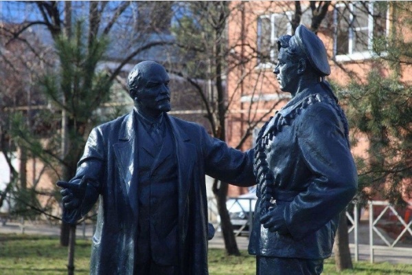 В Краснодаре установлен обновленный памятник Ленину В Краснодаре установлен обновленный памятник Ленину