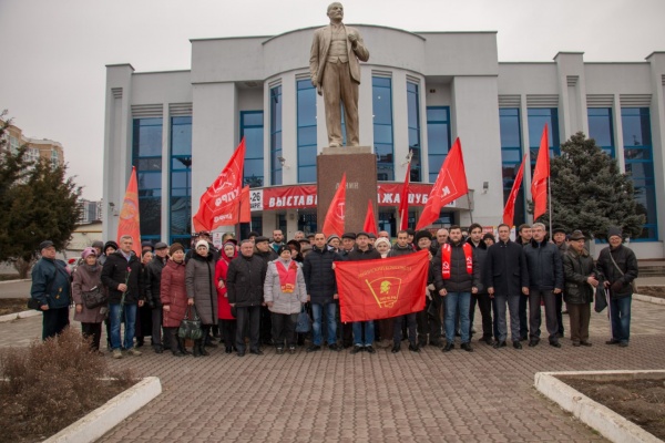 Краснодар: активисты КПРФ и ЛКСМ почтили память В.И. Ленина Краснодар: активисты КПРФ и ЛКСМ почтили память В.И. Ленина
