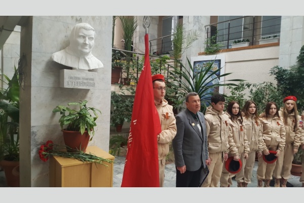 Каневские комсомольцы и юнармейцы почтили память матери-героини Е.Степановой