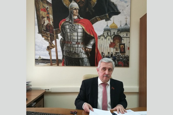В приемную коммуниста-депутата Н.И.Осадчего поступают предложения о поправках в Конституцию В приемную коммуниста-депутата Н.И.Осадчего поступают предложения о поправках в Конституцию